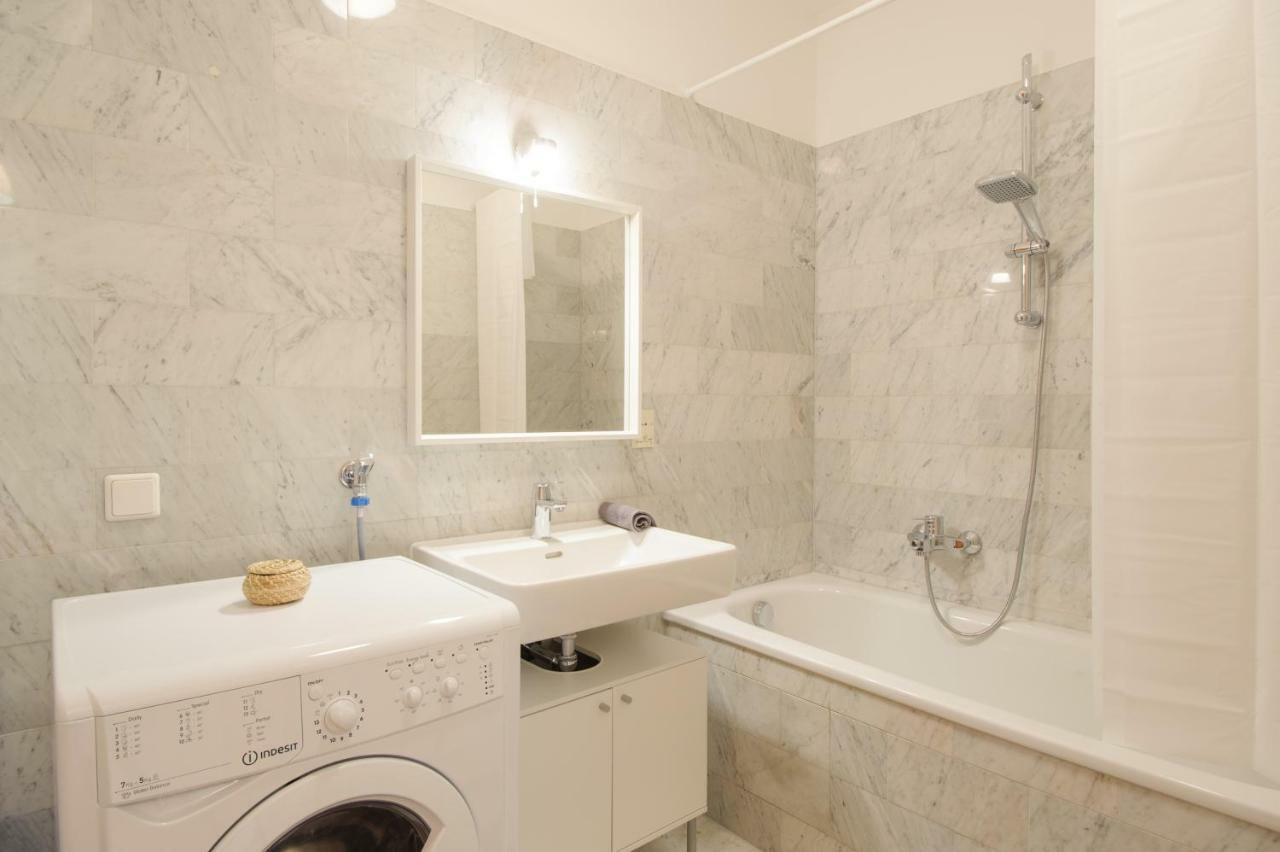 Central Living Apartments - Rathaus Виена Екстериор снимка